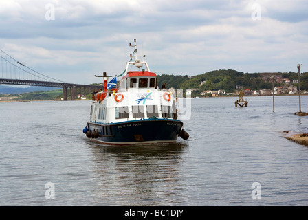 La cameriera della via barca in arrivo al molo a South Queensferry, nei pressi di Edimburgo, Scozia, Regno Unito Foto Stock