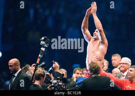 Peso pesante del Campionato del Mondo di Wladimir Klitschko UKR vs Ruslan Chagaev USB presso la Schalke Arena di Gelsenkirchen Germania Foto Stock