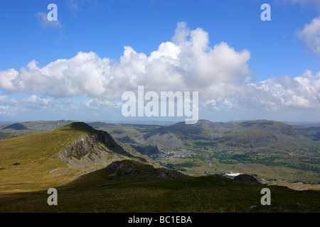 Una vista della città di Blaenau Ffestiniog. Cava di ardesia lavorazioni possono essere viste sulle colline circostanti Foto Stock