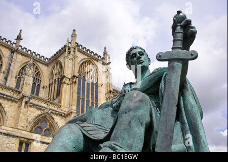 L'imperatore romano Costantino statua che si trova nella parte anteriore del Yorkminster in York Foto Stock