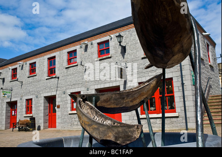 Carrick on shannon con statue di curah irlandese o barca della pelle in un quadrato guardando alla strada principale Foto Stock