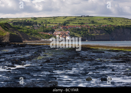 Guardando dal foro Boggle verso Robin Hood's Bay a nord Yorkshire costa dell'Inghilterra Foto Stock