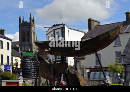 Carrick on shannon con statue di curah irlandese o barca della pelle in un quadrato guardando alla strada principale Foto Stock