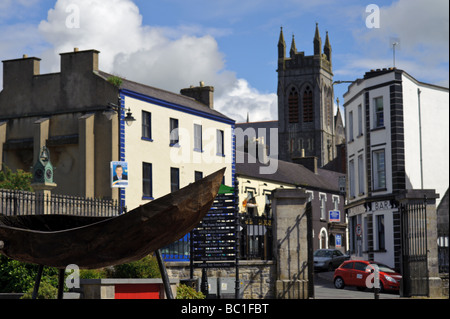 Carrick on shannon con statue di curah irlandese o barca della pelle in un quadrato guardando alla strada principale Foto Stock