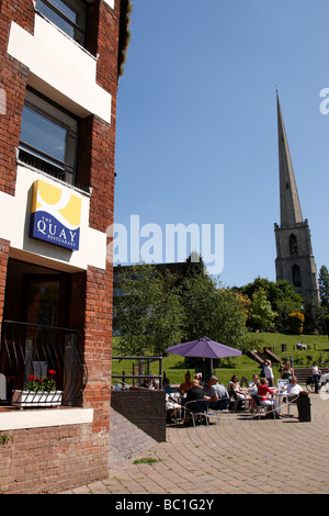 La guglia della diruta chiesa di Saint Andrews conosciuto localmente come l'ago glovers dalla piazza quayhead worcester regno unito Foto Stock