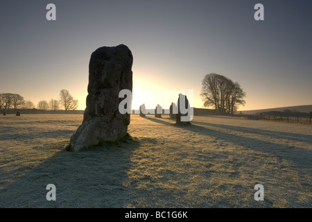 Sunrise oltre le pietre permanente presso la preistorica cerchio di Pietre di Avebury nel Wiltshire Foto Stock