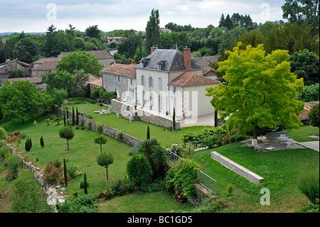 Bella e antica casa francese e giardini a Parthenay, Francia Foto Stock