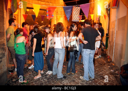 La folla in una strada durante il festival di Santos Populares Lisbona Foto Stock