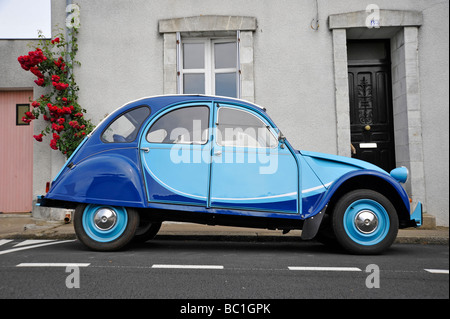 Vecchio classico Citroen 2CV autovettura in Francia Foto Stock