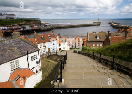 Percorrendo a piedi il famoso 199 passi che si affaccia sulla baia di Whitby, East Cliff, Whitby, North Yorkshire, Inghilterra Foto Stock