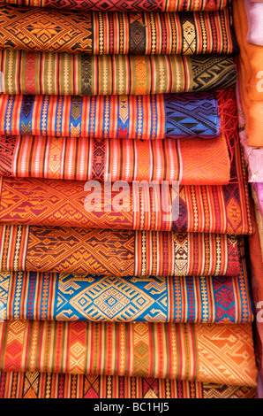 Materiale di seta in Luang Prabang's serale souvenir turistici mercato Laos Foto Stock