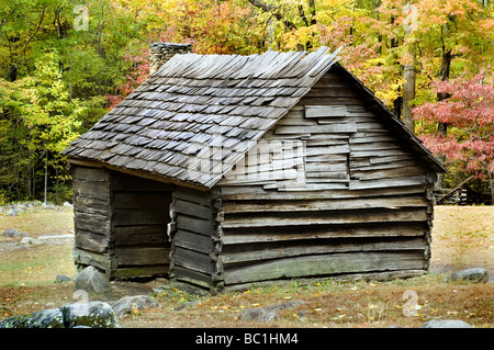 Log Cabin con colori autunnali, situato nelle Smoky Mountains Foto Stock