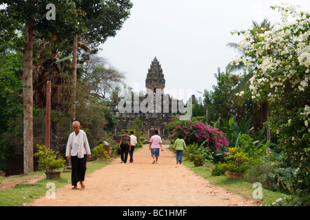 Tempio Bakong, uomo locale e per i turisti che visitano le rovine, [Roluos Group], Angkor, Cambogia, [Southeast Asia] Foto Stock