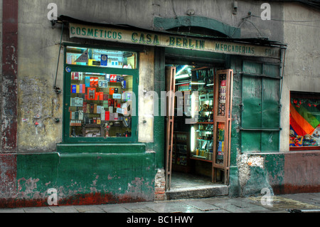 Immagine hdr di un piccolo lato cosmetici Street Shop a La Paz, in Bolivia Foto Stock