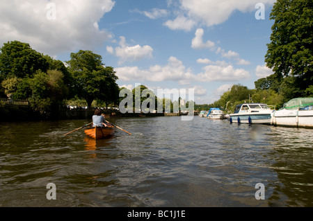 Riga barca sul fiume Tamigi, tra TWICKENHAM e torta di anguilla isola su un perfetto inglese pomeriggio estivo Foto Stock