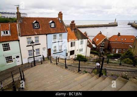 Percorrendo a piedi il famoso 199 passi che si affaccia sulla baia di Whitby, East Cliff, Whitby, North Yorkshire, Inghilterra Foto Stock