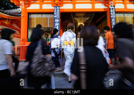 Ingresso al Yasaka sacrario scintoista da Shijo Dori (Shijo street), durante il Gion Matsuri Festival. Il protocollo di Kyoto. Kansai. Giappone Foto Stock