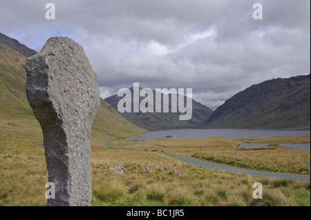 Croce nel Doolough Valley per commemorare il 1849 carestia a piedi con una citazione di Gandhi. Contea di Mayo Foto Stock