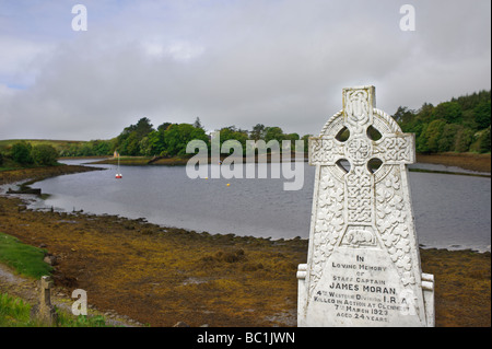 Elevata Cross contro il cielo a Burrishoole abbazia vicino a Newport County Mayo Irlanda con un ingresso o f Clew Bay visibile Foto Stock