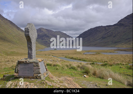 Croce nel Doolough Valley per commemorare il 1849 carestia a piedi con una citazione di Gandhi. Contea di Mayo Foto Stock