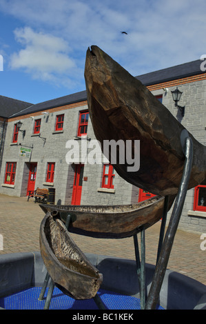 Carrick on shannon con statue di curah irlandese o barca della pelle in un quadrato guardando alla strada principale Foto Stock