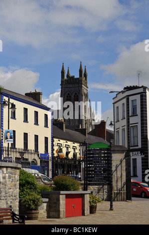 Carrick on shannon con statue di curah irlandese o barca della pelle in un quadrato guardando alla strada principale Foto Stock