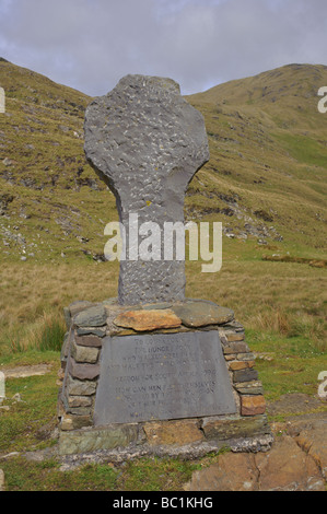 Croce nel Doolough Valley per commemorare il 1849 carestia a piedi con una citazione di Gandhi. Contea di Mayo Foto Stock