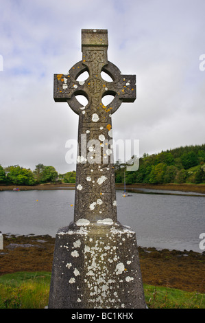 Elevata Cross contro il cielo a Burrishoole abbazia vicino a Newport County Mayo Irlanda con un ingresso o f Clew Bay visibile Foto Stock