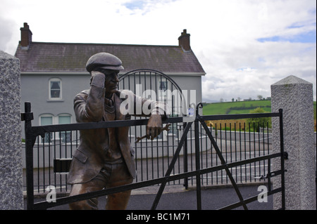 Harry Fergus statua e la casa da Dromara contea di Down Irlanda del Nord Foto Stock