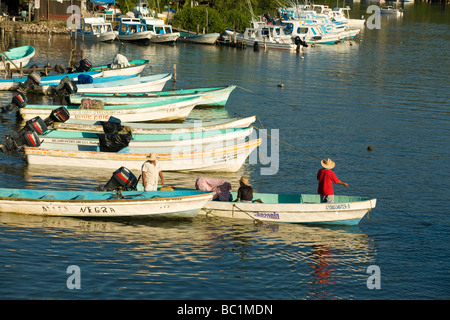 Zihuatanejo Messico pescatore in fila di barche di preparare la mattina per barche da pesca sono ormeggiate in Laguna de las Salinas Foto Stock