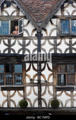 Ragazza nella finestra del Garrick inn, Stratford upon Avon, Warwickshire, Inghilterra Foto Stock