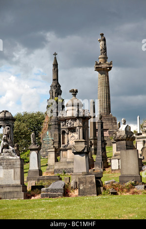 Il monumento a John Knox sulla cima di un alto pilastro si affaccia su altri monumenti e memoriali a Glasgow la necropoli Foto Stock