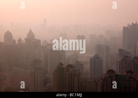 Skyline del centro nella nebbia di mattina Shanghai in Cina Foto Stock