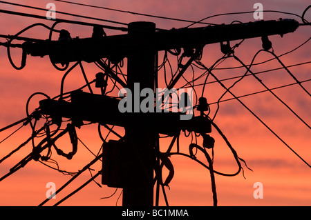 Polo di alimentazione stagliano tramonto Foto Stock