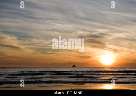 Barca off Cable Beach al tramonto Foto Stock