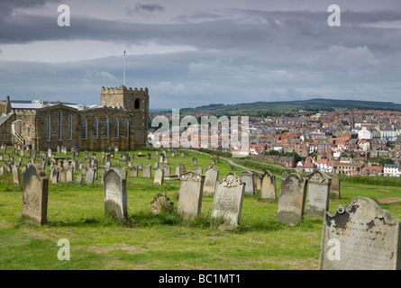 Chiesa di Santa Maria si trova sulla scogliera orientale che si affaccia sulla città di Whitby nel North Yorkshire Foto Stock