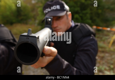 Humberside funzionario di polizia dimostra la Heckler Koch L104 A1 Baton Gun uk Foto Stock