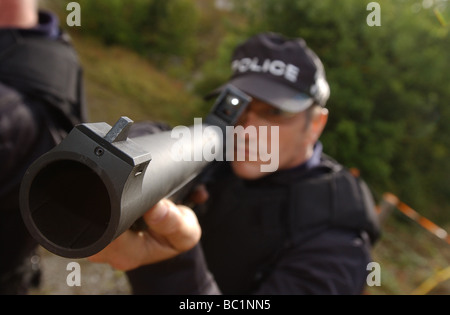 Humberside funzionario di polizia dimostra la Heckler Koch L104 A1 Baton Gun uk Foto Stock