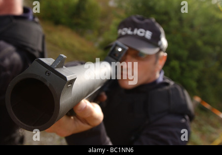 Humberside funzionario di polizia dimostra la Heckler Koch L104 A1 Baton Gun uk Foto Stock