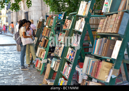 Bancarelle che vendono libri in Plaza De Armas La Habana Vieja La Habana Cuba Foto Stock