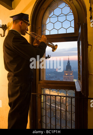 Polonia Cracovia ogni ora trumpeter gioca anthem da St Mary s Chiesa torre Foto Stock