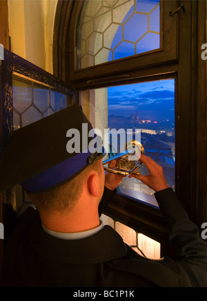 Polonia Cracovia ogni ora trumpeter gioca anthem da St Mary s Chiesa torre Foto Stock