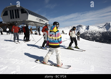 Gli sciatori e gli snowboarder al Symphony Express sollevare, Whistler Mountain parte della sede per il 2010 giochi olimpici invernali Foto Stock