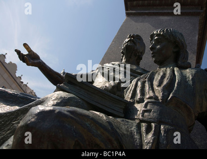 Polonia Cracovia dettaglio monumento al grande poeta polacco Adam Mickiewicz Foto Stock