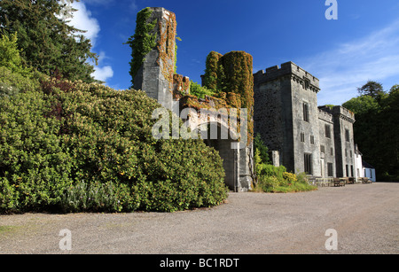 Le rovine del castello di Armadale, antica sede del clan MacDonald. È popolare come sfondo per matrimoni. Foto Stock