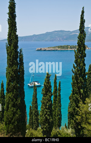 Guardando verso il basso sulla Kalamitsi baia tra Stoupa e Kardamiyli nelle mani esterno Messinia Peloponneso sud Grecia Foto Stock