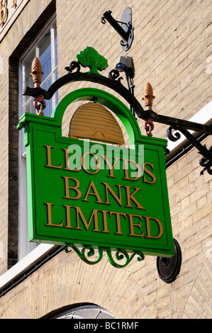 In vecchio stile Lloyds Bank Limited segno esterno Lloyds TSB Bank, Bury St Edmunds Suffolk England Regno Unito Foto Stock