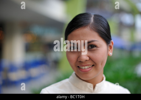 Filipina cameriera in Ayala Center Cebu Filippine Foto Stock