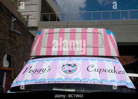 Brick Lane domenica 21 giugno Peggy s tortine venduti da un gelato van Foto Stock