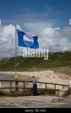 Battenti Bandiera Blu su Sennen Cove Beach sulla terra fine della penisola, Cornwall, Regno Unito Foto Stock